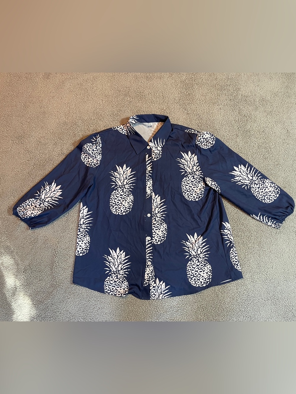 Navy blue pineapple print button-up shirt
 size M
#hawaiian #summer